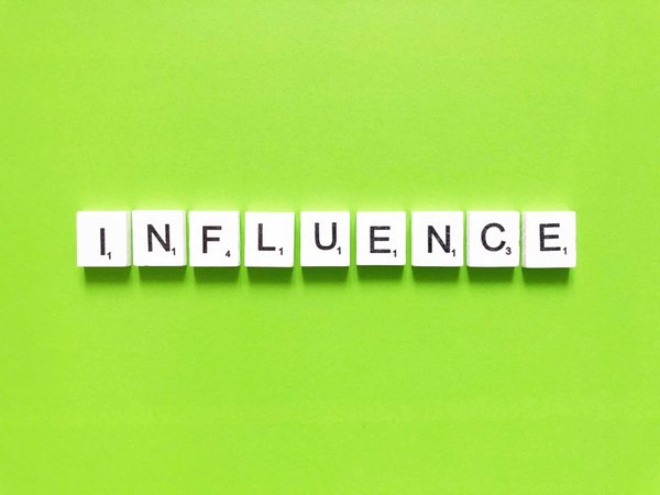 Quelles stratégies pour utiliser le marketing d'influence dans la promotion d'un produit anti-pollution urbain innovant?
